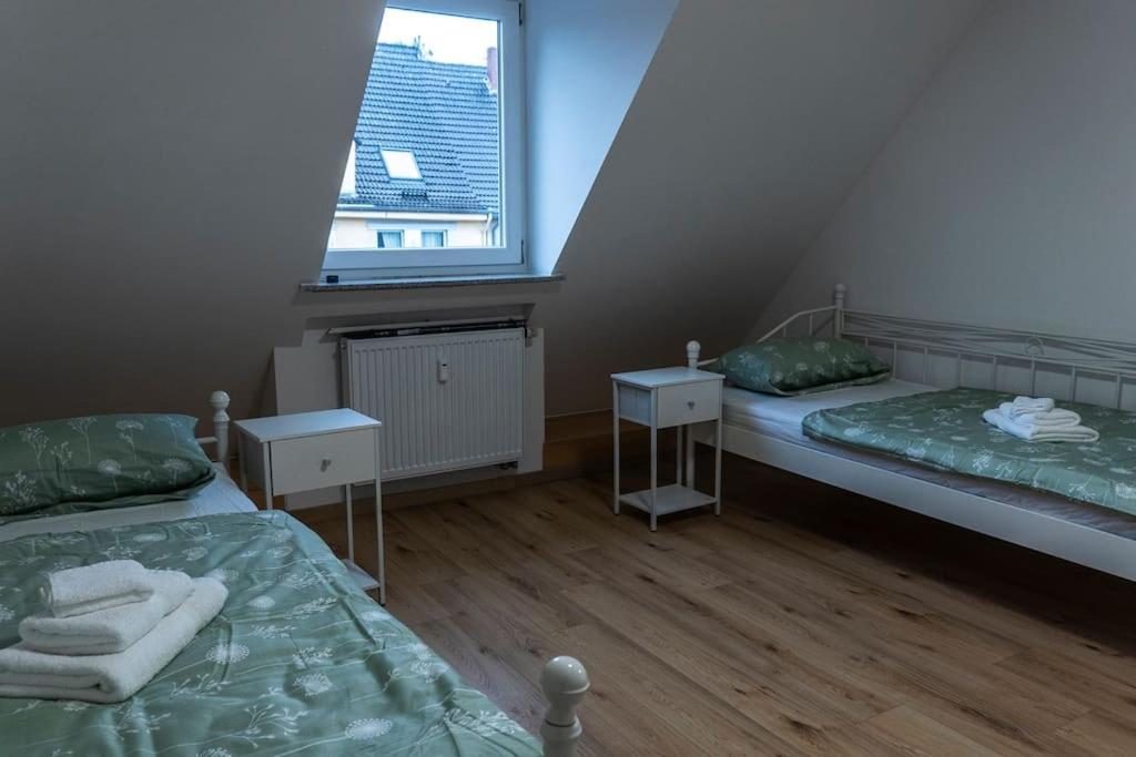 Moderne Ferienwohnung In Gelsenkirchen-Schalke Fuer 1 Bis 7 Personen Mit Terrasse, Ideal Fuer Gruppen & Stadionbesuche Kültér fotó