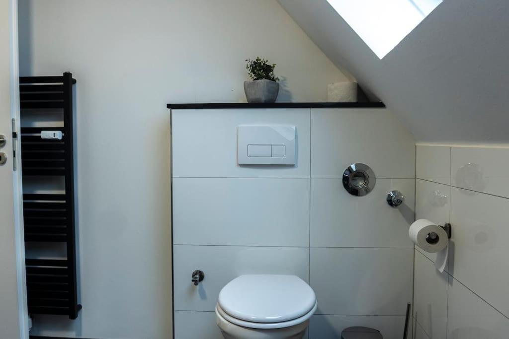 Moderne Ferienwohnung In Gelsenkirchen-Schalke Fuer 1 Bis 7 Personen Mit Terrasse, Ideal Fuer Gruppen & Stadionbesuche Kültér fotó