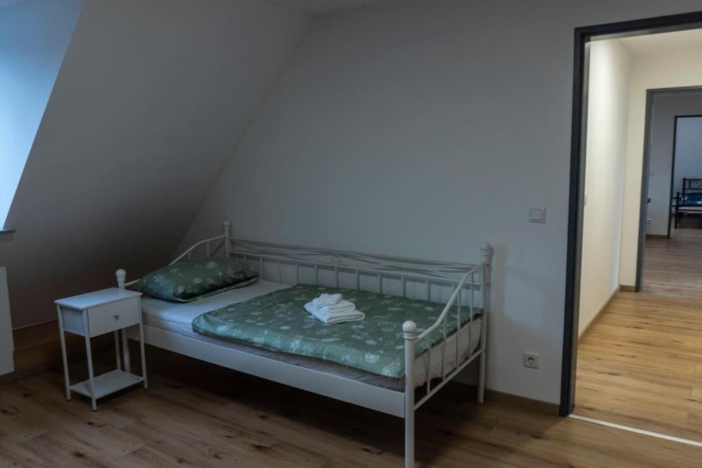 Moderne Ferienwohnung In Gelsenkirchen-Schalke Fuer 1 Bis 7 Personen Mit Terrasse, Ideal Fuer Gruppen & Stadionbesuche Kültér fotó
