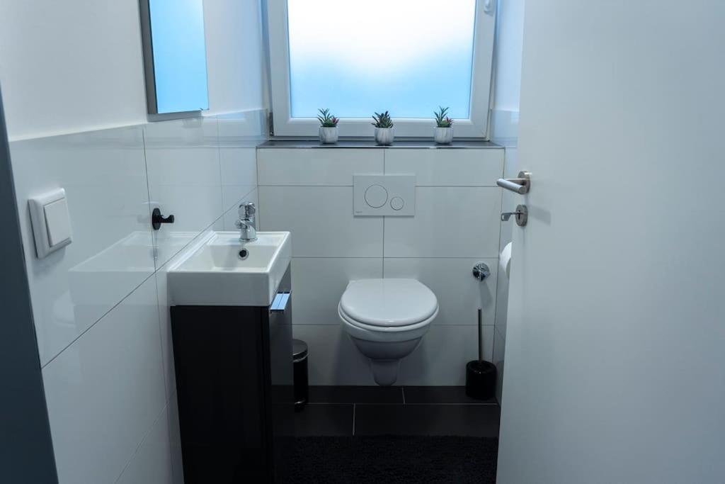 Moderne Ferienwohnung In Gelsenkirchen-Schalke Fuer 1 Bis 7 Personen Mit Terrasse, Ideal Fuer Gruppen & Stadionbesuche Kültér fotó