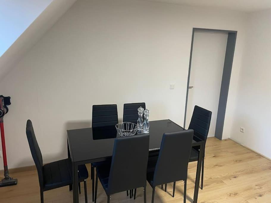 Moderne Ferienwohnung In Gelsenkirchen-Schalke Fuer 1 Bis 7 Personen Mit Terrasse, Ideal Fuer Gruppen & Stadionbesuche Kültér fotó