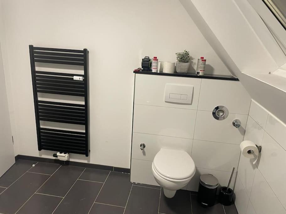 Moderne Ferienwohnung In Gelsenkirchen-Schalke Fuer 1 Bis 7 Personen Mit Terrasse, Ideal Fuer Gruppen & Stadionbesuche Kültér fotó