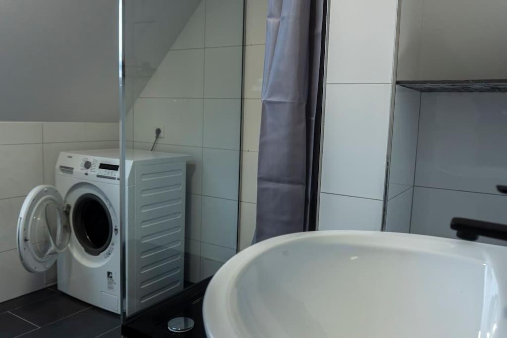 Moderne Ferienwohnung In Gelsenkirchen-Schalke Fuer 1 Bis 7 Personen Mit Terrasse, Ideal Fuer Gruppen & Stadionbesuche Kültér fotó